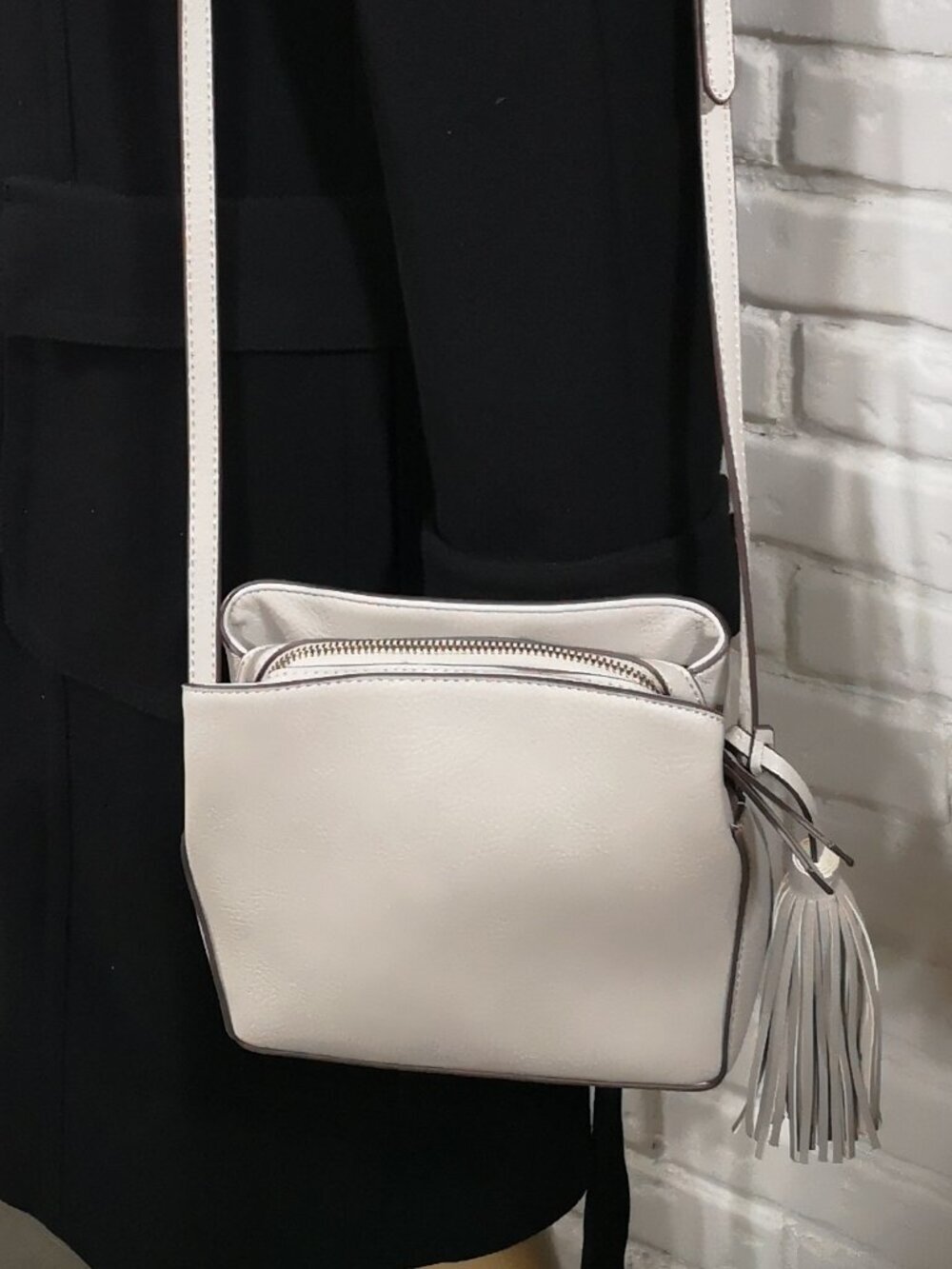 Denver Hayes Ladies Light Grey Faux Leather Pebble Finish Crossbody Lined